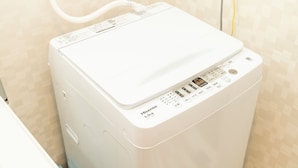 A white Hisense washing machine with a control panel and a power cord. - Air Station Front Stay (Izumisano)
