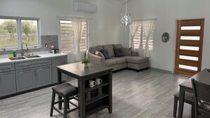 Een moderne keuken met een eethoek, een bank en een houten eettafel.