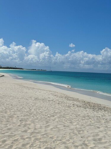 3bdr/3ba Retreat Near Airport – with Washer & Dryer