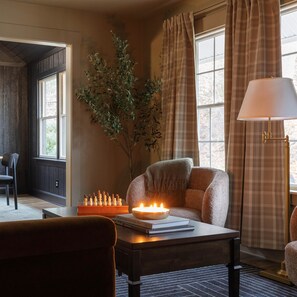 Smart TV, pebolim, livros