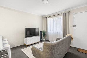 Smart TV - 2 Bedrm Apt | On High St (Southport)