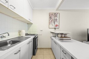 Fridge, microwave, oven, stovetop - 2 Bedrm Apt | On High St (Southport)