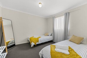 2 bedrooms, free WiFi, bed sheets - 2 Bedrm Apt | On High St (Southport)