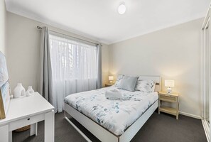 2 bedrooms, free WiFi, bed sheets - 2 Bedrm Apt | On High St (Southport)