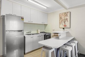 Fridge, microwave, oven, stovetop - 2 Bedrm Apt | On High St (Southport)