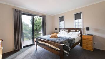 Iron/ironing board, bed sheets