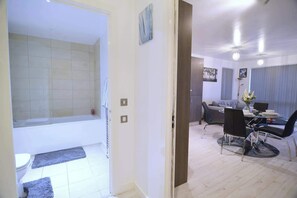 Interior - Near Dlr station -WiFi -Parking -Pets -Sleeps 5 (London)