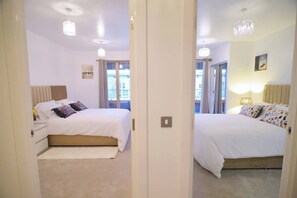 Iron/ironing board, WiFi, bed sheets - Near Dlr station -WiFi -Parking -Pets -Sleeps 5 (London)