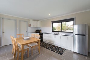 Trona infantil y utensilios de cocina