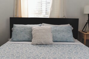 3 habitaciones, escritorio, tabla de planchar con plancha y wifi gratis 