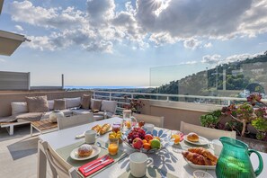 Outdoor dining - Rooftop Le Plaza - 10mn from Cannes, Mandelieu La Napoule, France (Mandelieu La Napoule)