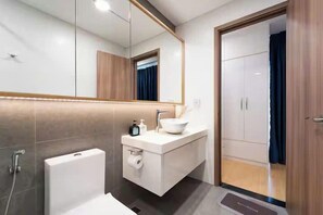 Presidential Suite, 2 Bedrooms, Club lounge access, City View | Bathroom | Separate bathtub and shower, jetted bath, hydromassage showerhead