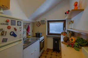 Kühlschrank, Ofen, Herdplatte, Wasserkocher mit Kaffee-/Teezubehör