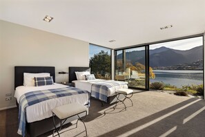5 bedrooms, iron/ironing board, Internet, bed sheets