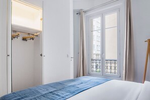 Iron/ironing board, WiFi, bed sheets - Blueground | Plaine-Monceau, view, nr Parc Monceau (Paris)