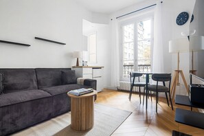 TV, stereo - Blueground | Plaine-Monceau, view, nr Parc Monceau (Paris)