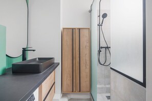 Hair dryer, towels - Blueground | Plaine-Monceau, view, nr Parc Monceau (Paris)