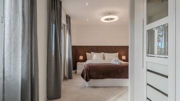 Tabla de planchar con plancha, internet y ropa de cama