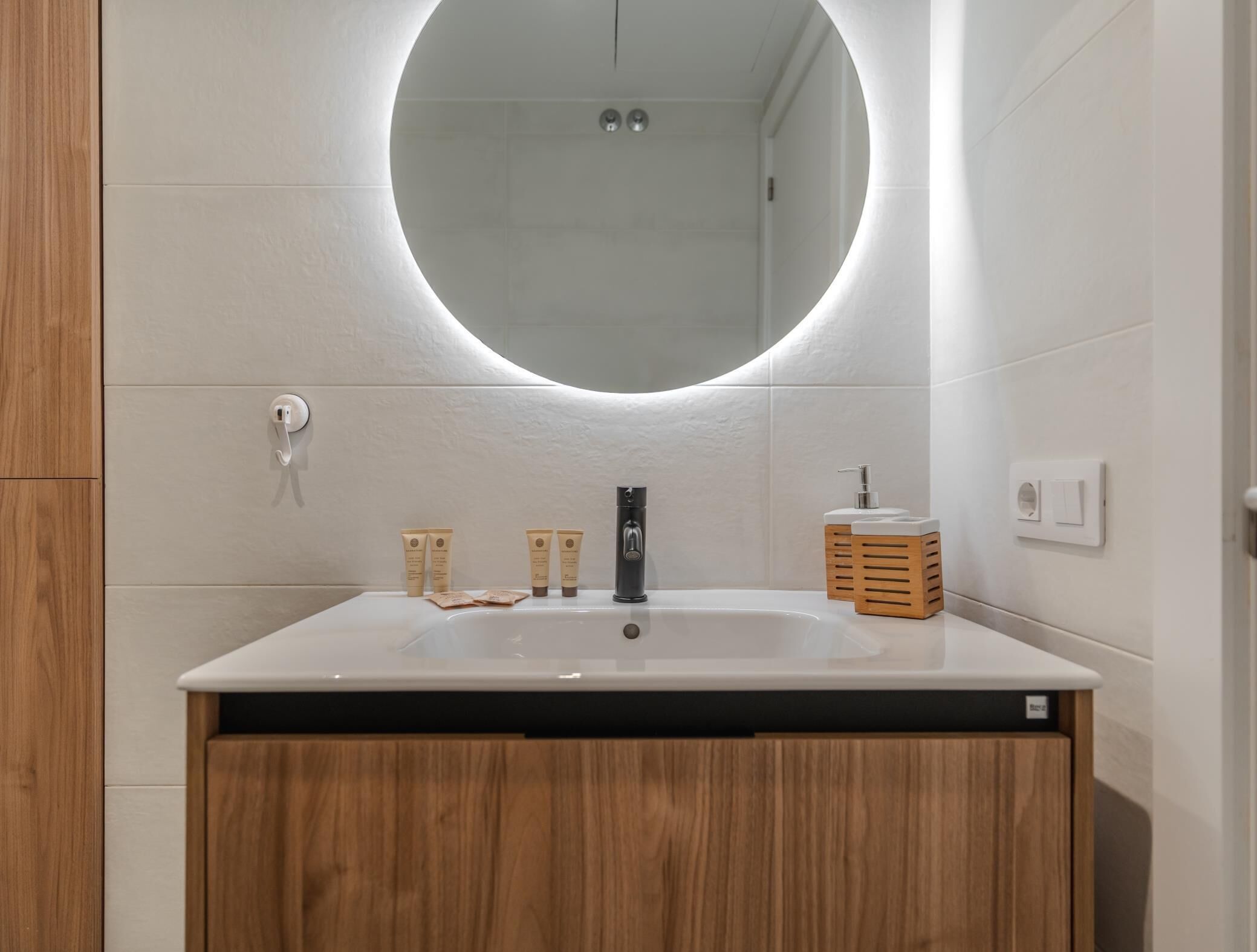 Een douche, een haardroger, handdoeken