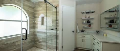 Dusche, Haartrockner, Handtücher, Toilettenpapier