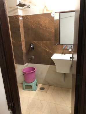 Quarto casal luxo | Banheiro | Chinelos 