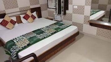 Quarto casal luxo | Ferros/tábuas de passar roupa, Wi-Fi de cortesia