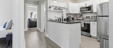 Een koelkast, een magnetron, een oven, een kookplaat