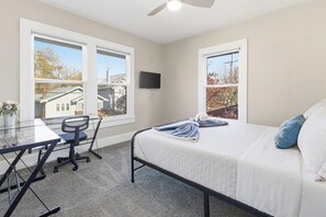 Desk, iron/ironing board, WiFi, bed sheets - Bright and Spacious Broad Ripple family Getaway (Indianapolis)