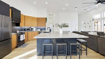 Refrigerador, microondas, horno, placa de cocina