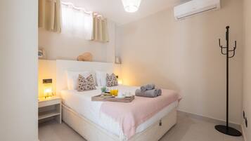 Een strijkplank/strijkijzer, reisbedje, wifi, beddengoed