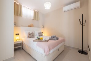 Een strijkplank/strijkijzer, reisbedje, wifi, beddengoed