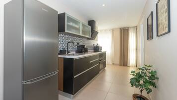 Een koelkast, een magnetron, een oven, een vaatwasser