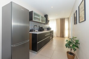 Een koelkast, een magnetron, een oven, een vaatwasser