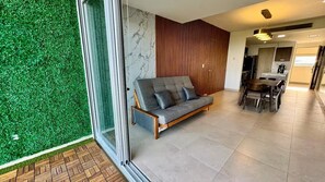 Luxury Apartment, Balcony, Lagoon View | Living area | 50-inch LED TV with cable channels - Yuum Ha (Cancún)