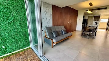 Apartamento superluxo, sacada, vista para a lagoa | Área de estar | TV LED 50 polegadas com canais a cabo