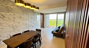 Departamento de lujo, balcón, vista a la laguna | Comedor
