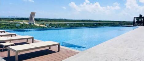 Utendørsbasseng og solsenger