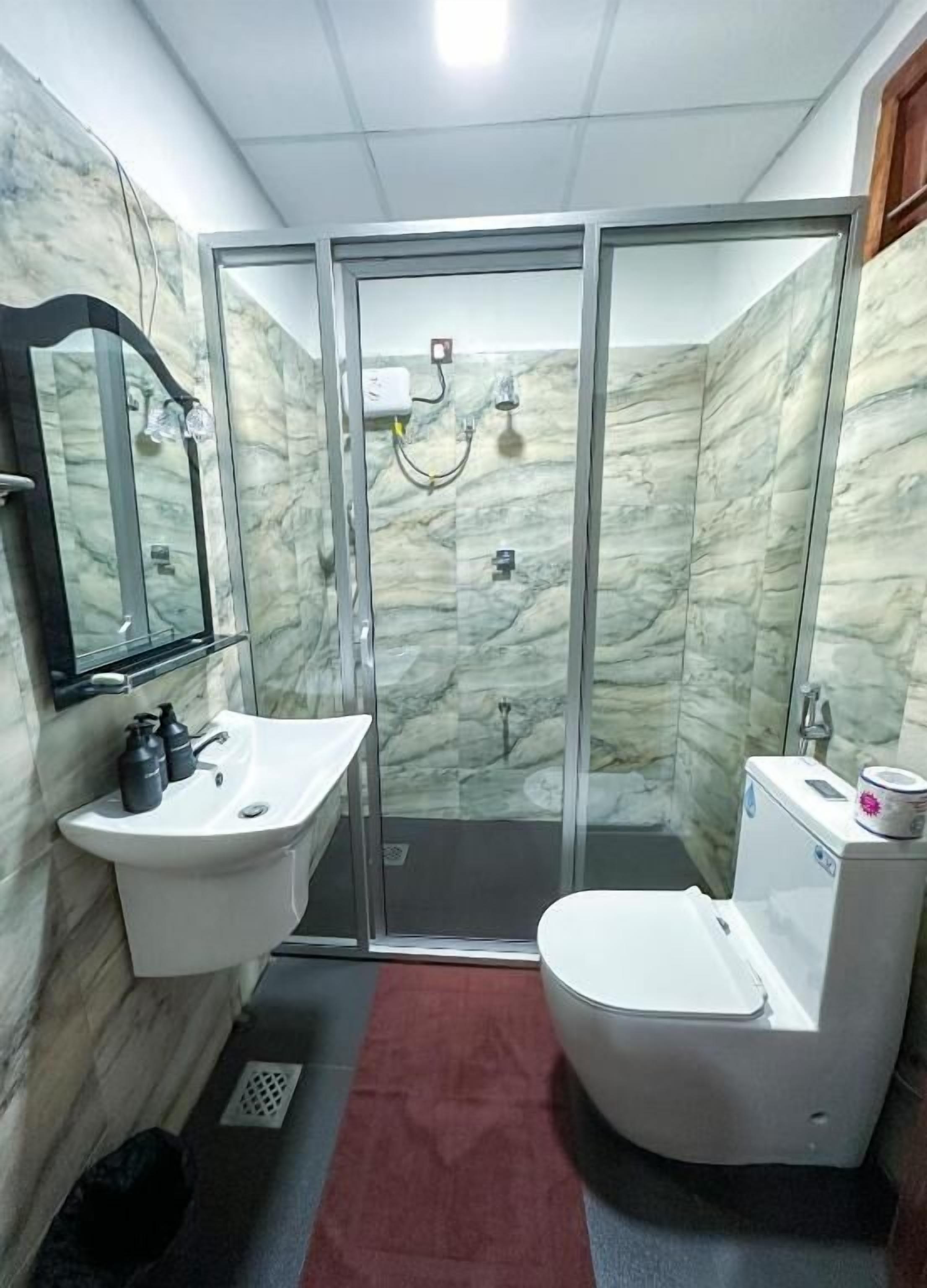 Ducha, artículos de higiene personal gratuitos y secador de pelo