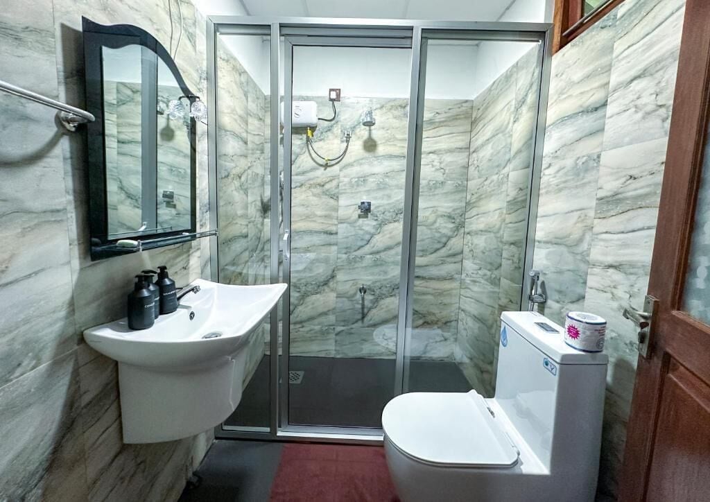 Dusche, kostenlose Toilettenartikel, Haartrockner, Handtücher