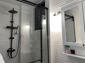 Dusche, Handtücher, Seife, Toilettenpapier