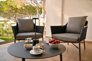 Outdoor dining - SanPietro Holiday Homes 298, Lalzit Bay, Albania (Lalzit Bay)