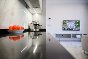 Refrigerador, horno, parrilla de estufa y cafetera y tetera 