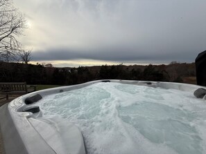 Outdoor spa tub - NEW / Hot Tub, Hiking, Lake Views, Sleeps 14 (Mount Eden)
