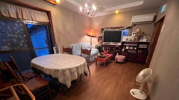 Silitysrauta/-lauta, Wi-Fi, vuodevaatteet