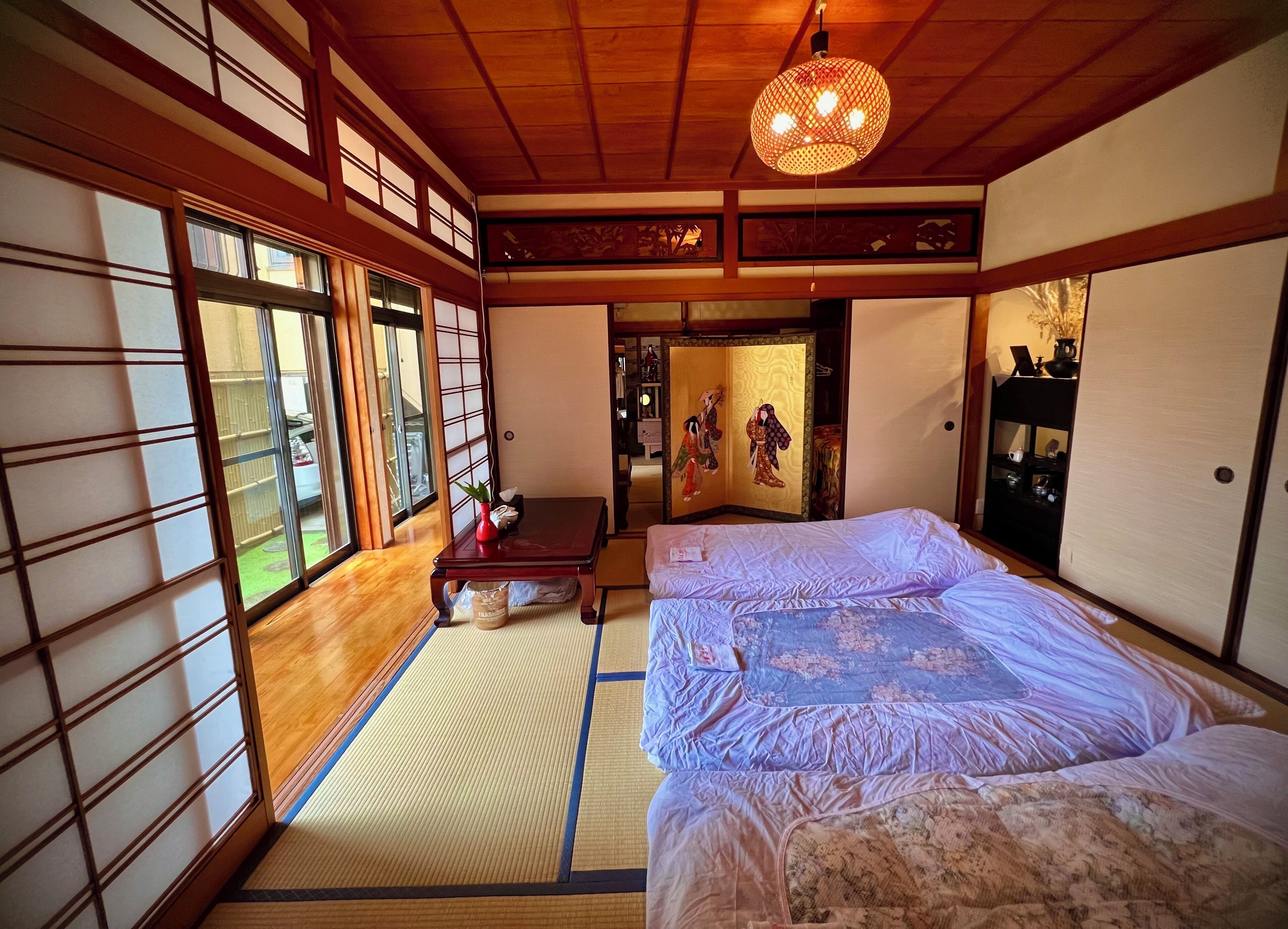 Silitysrauta/-lauta, Wi-Fi, vuodevaatteet