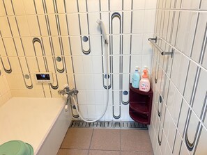 Suihku, hiustenkuivaaja, pyyhkeet, saippua