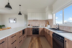 Køleskab, mikrobølgeovn, ovn, kogeplade