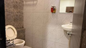 Đồ dùng nhà tắm miễn phí, dép đi trong nhà, khăn tắm, xà phòng