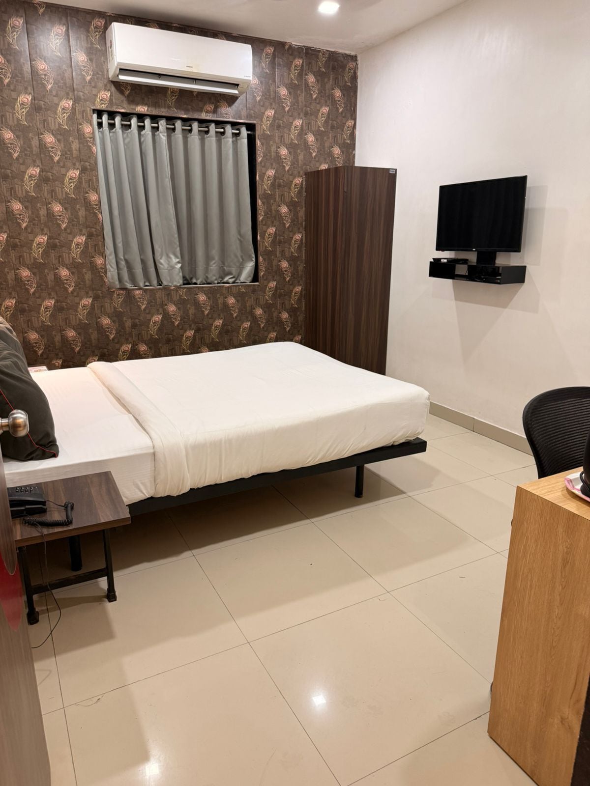 Laptop workspace, iron/ironing board, free WiFi