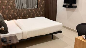 Laptop workspace, iron/ironing board, free WiFi